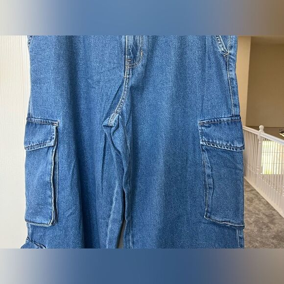 Women's High-Rise Wide Leg Denim Cargo Pants - Universal Thread Medium Wash #250 - Picture 5 of 12